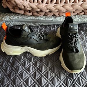 Steve Madden Women's Myles Sneaker